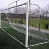 P-beugels senior 4 Aluminium voetbaldoel met net en P-beugels op sportveld